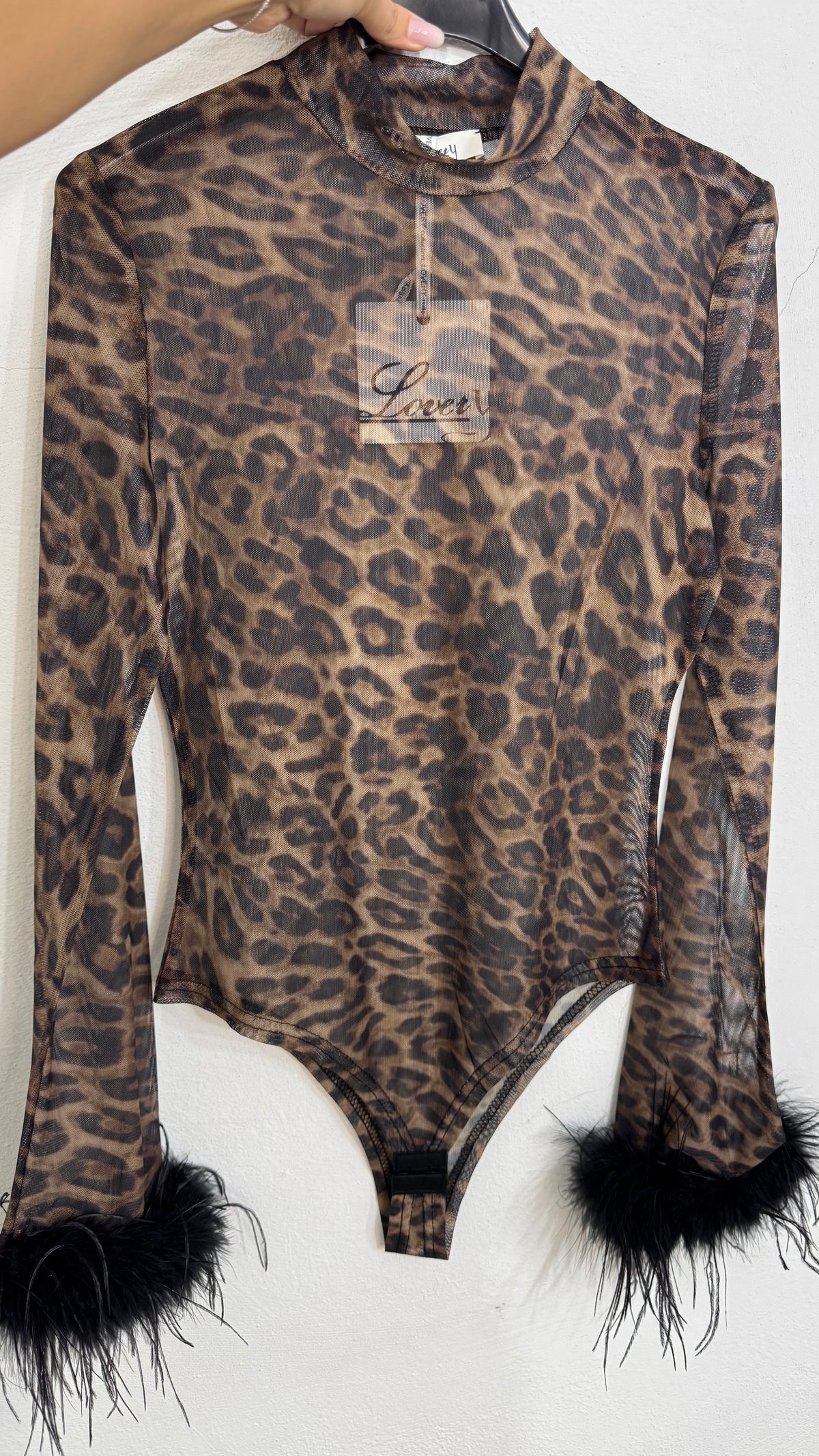 Body con orlo in piume