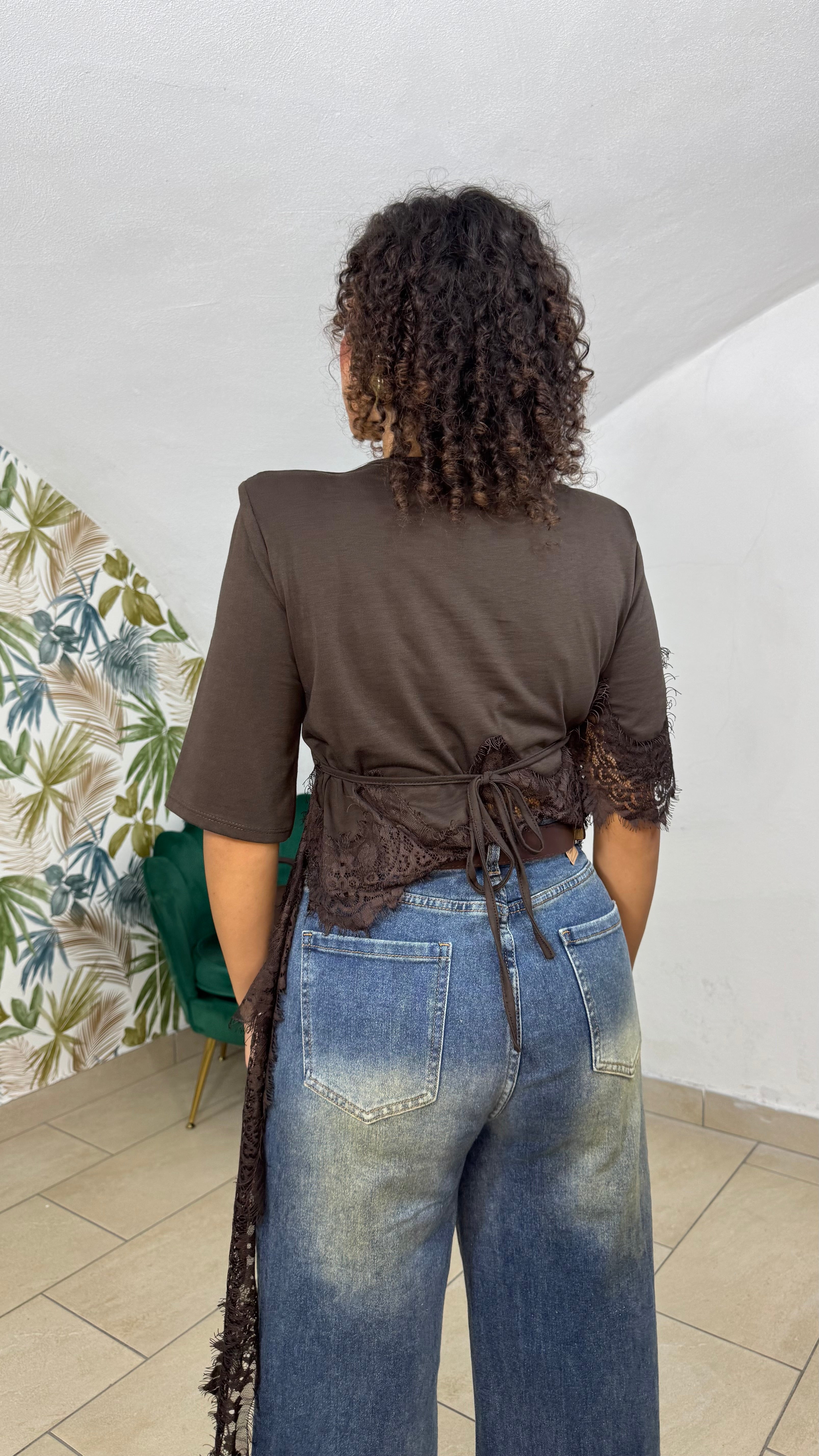 T-shirt con pizzo taglio trasversale
