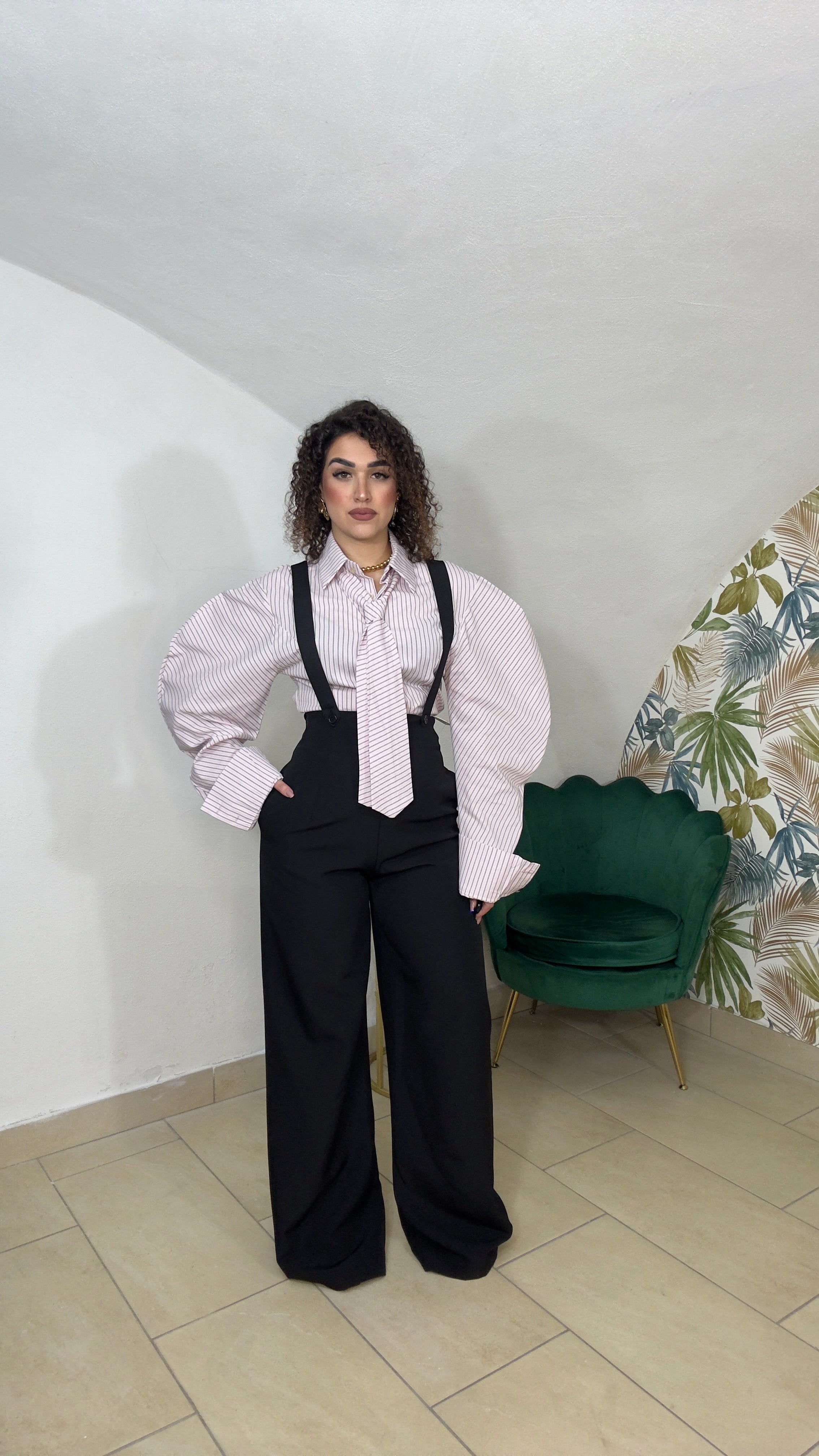 Pantalone con bretelle