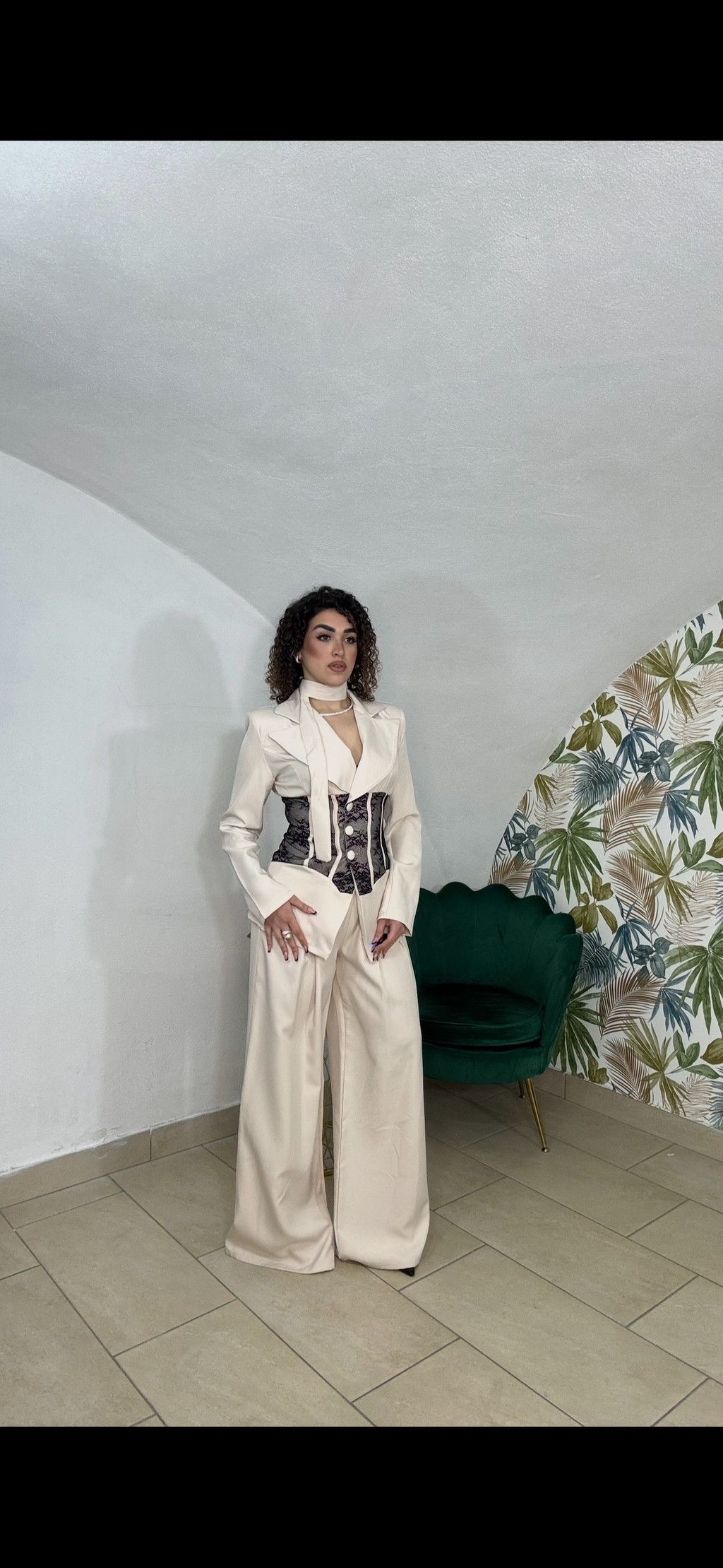 Tailleur con finto bustier in Pizzo