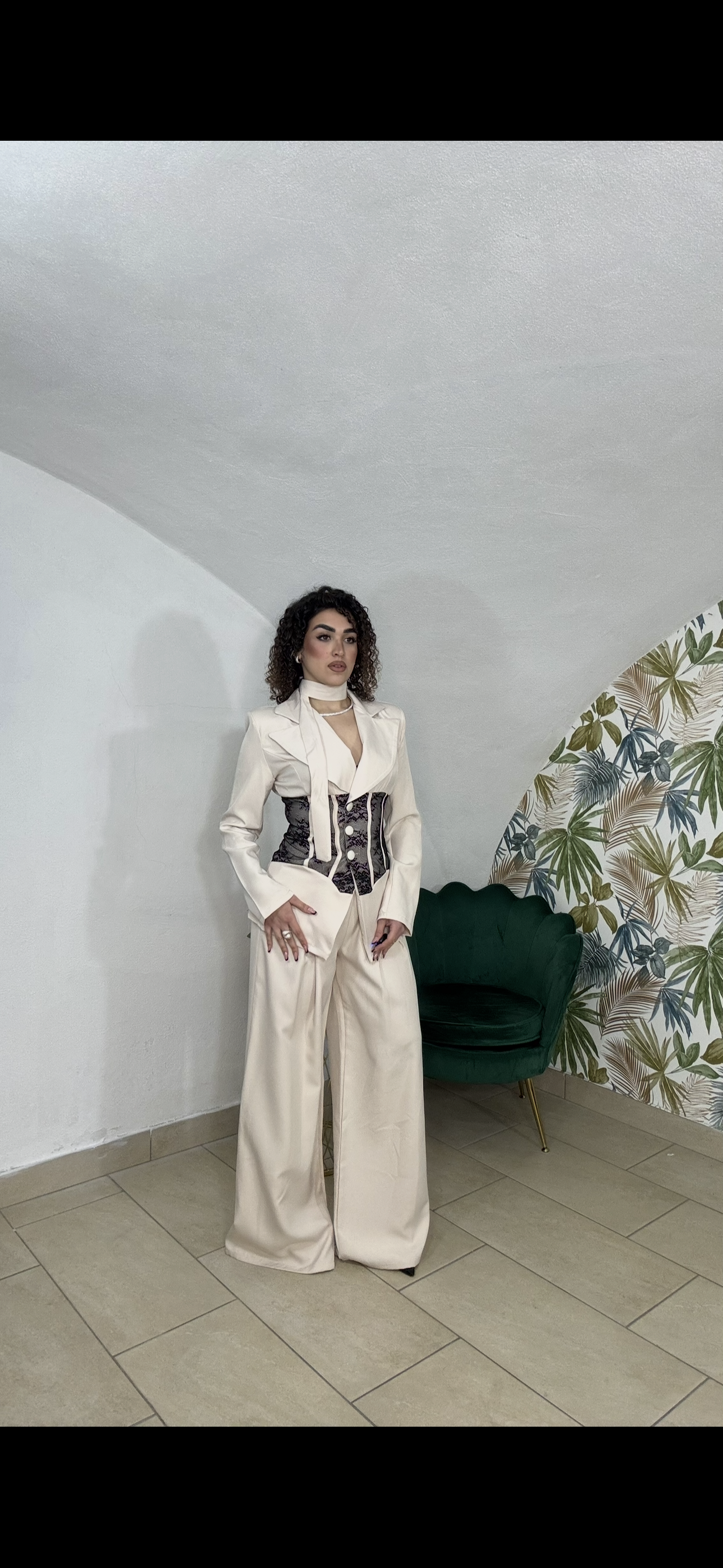 Tailleur con finto bustier in Pizzo