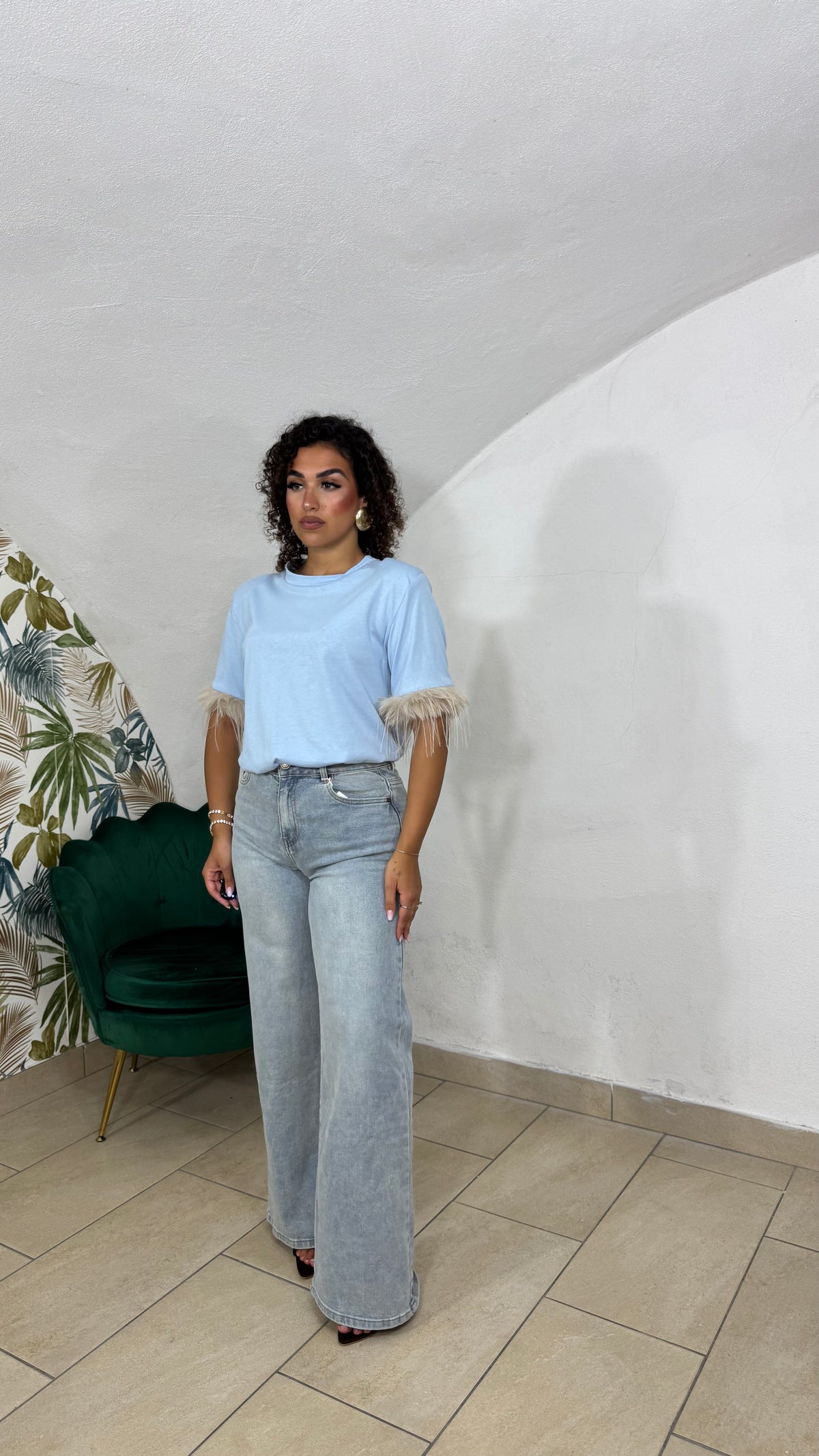 T-shirt con orlo in piuma