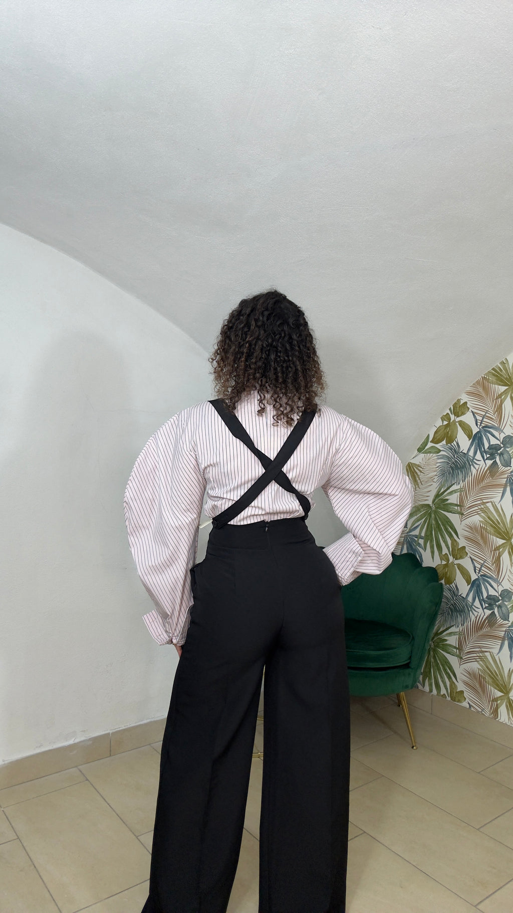 Pantalone con bretelle