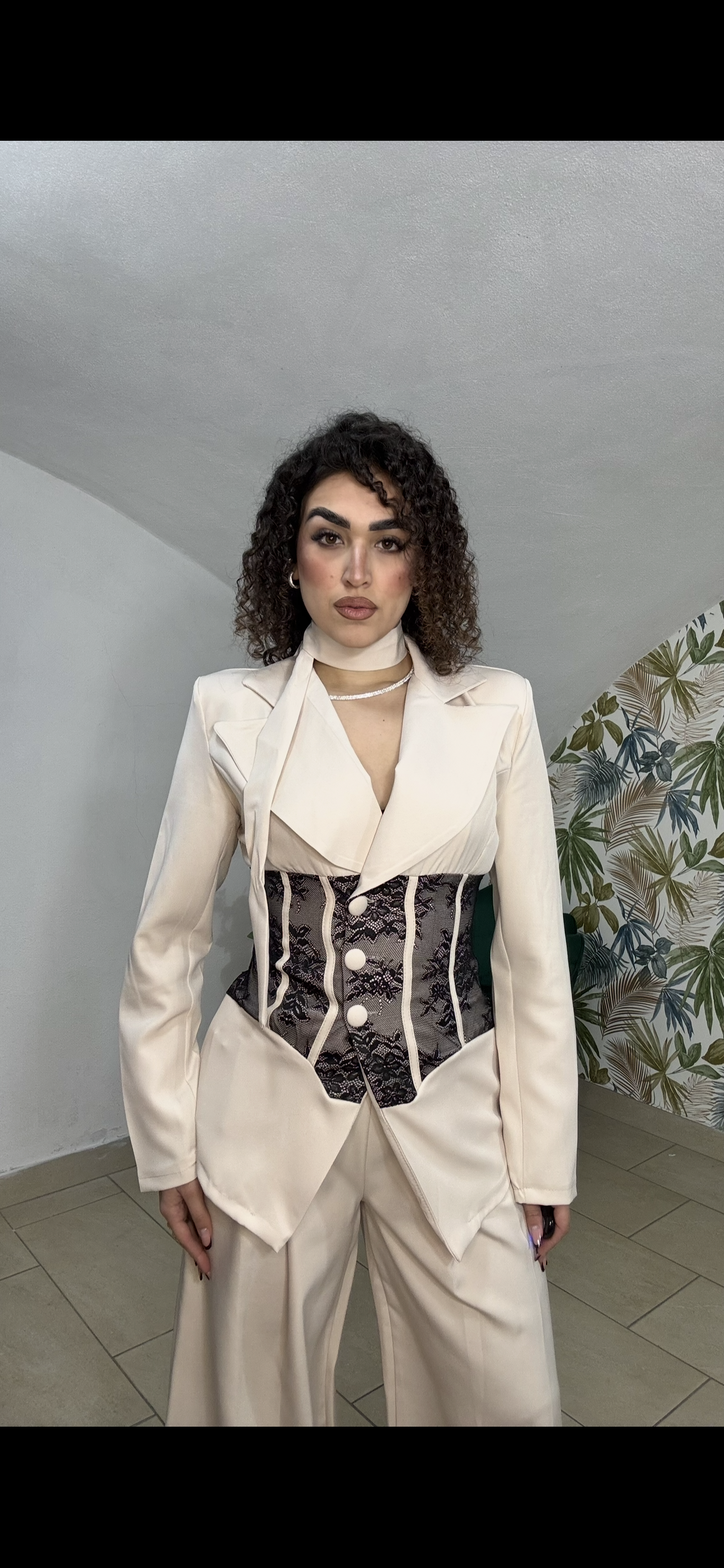 Tailleur con finto bustier in Pizzo