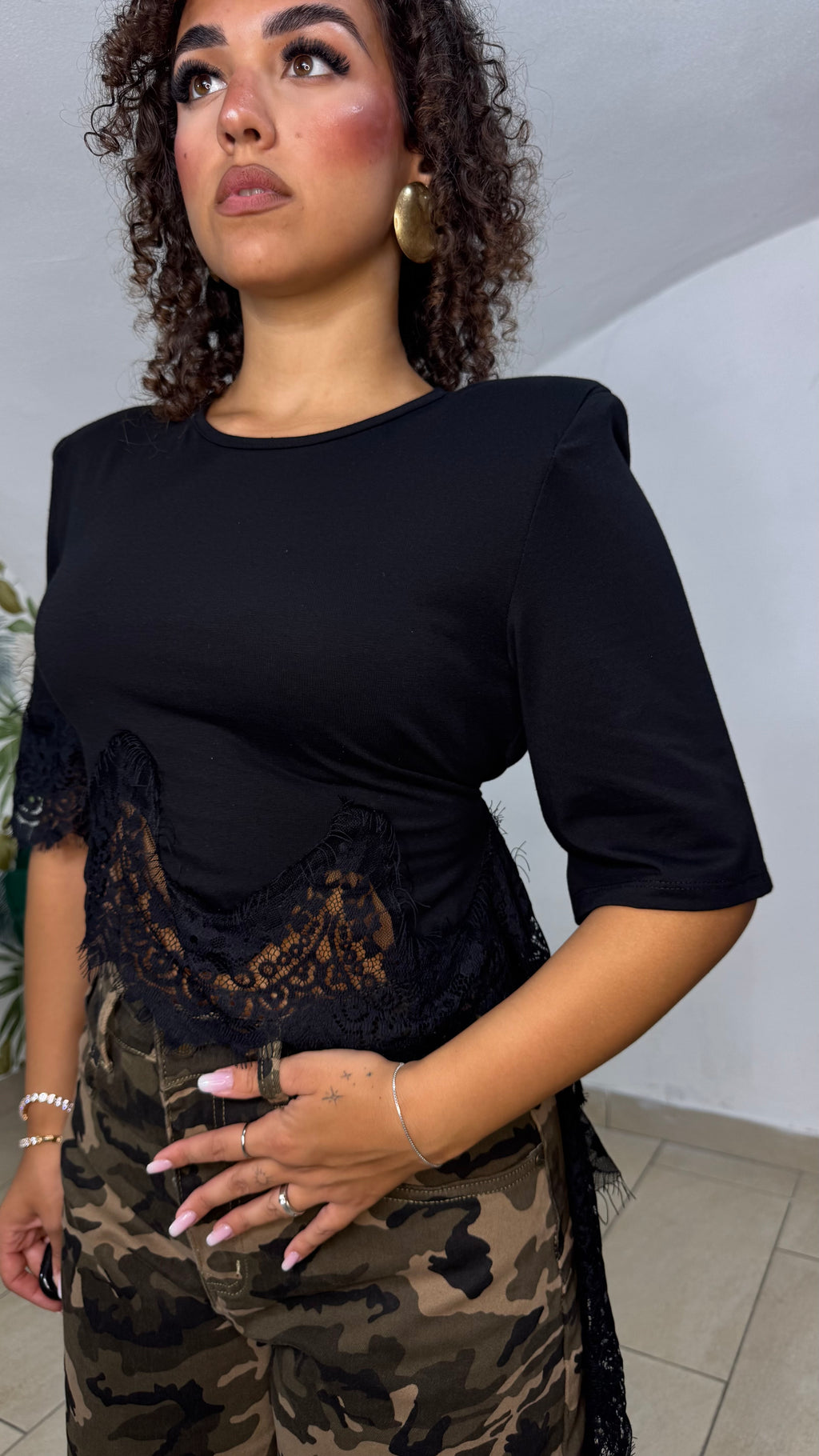 T-shirt con pizzo taglio trasversale
