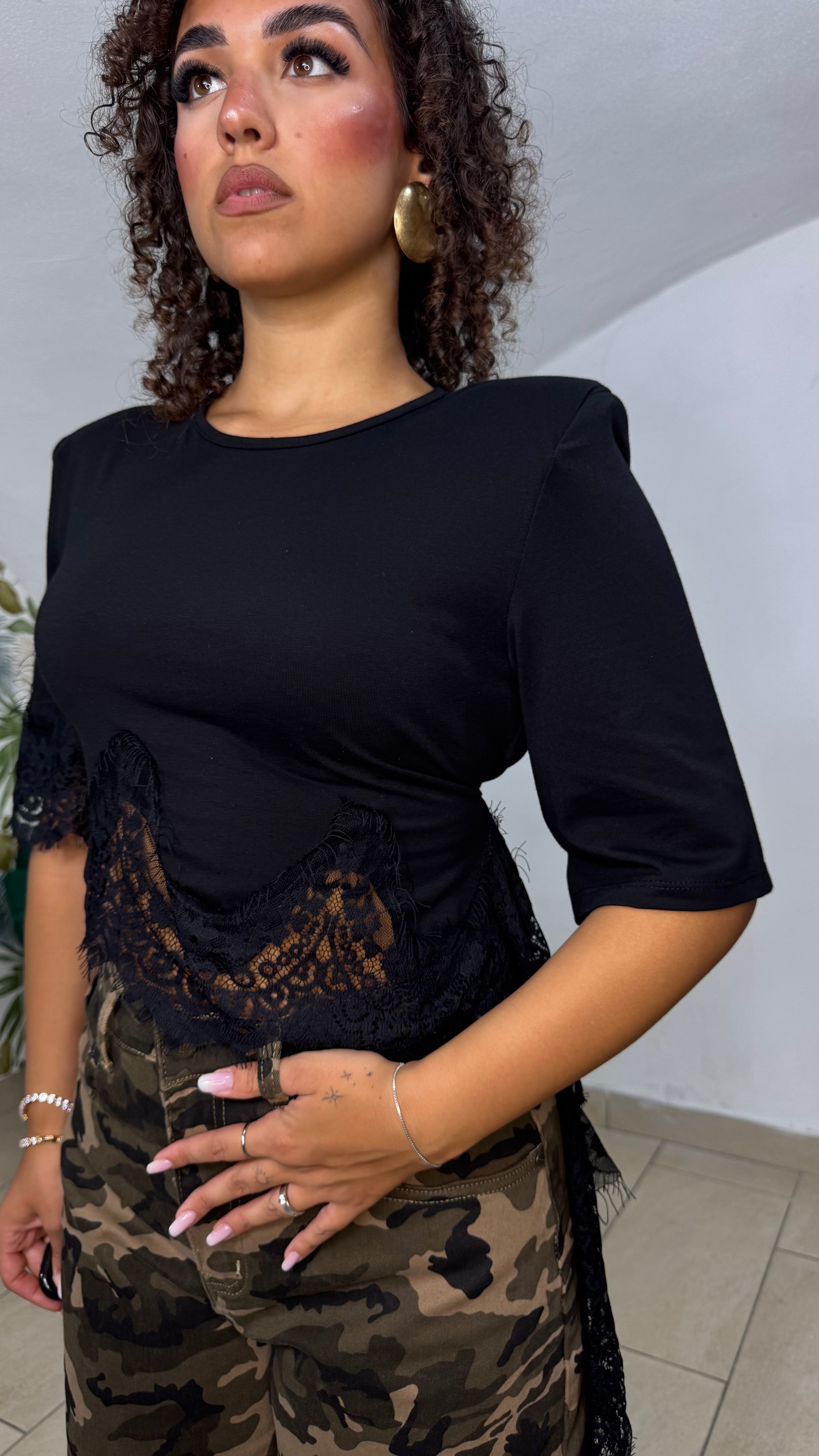 T-shirt con pizzo taglio trasversale