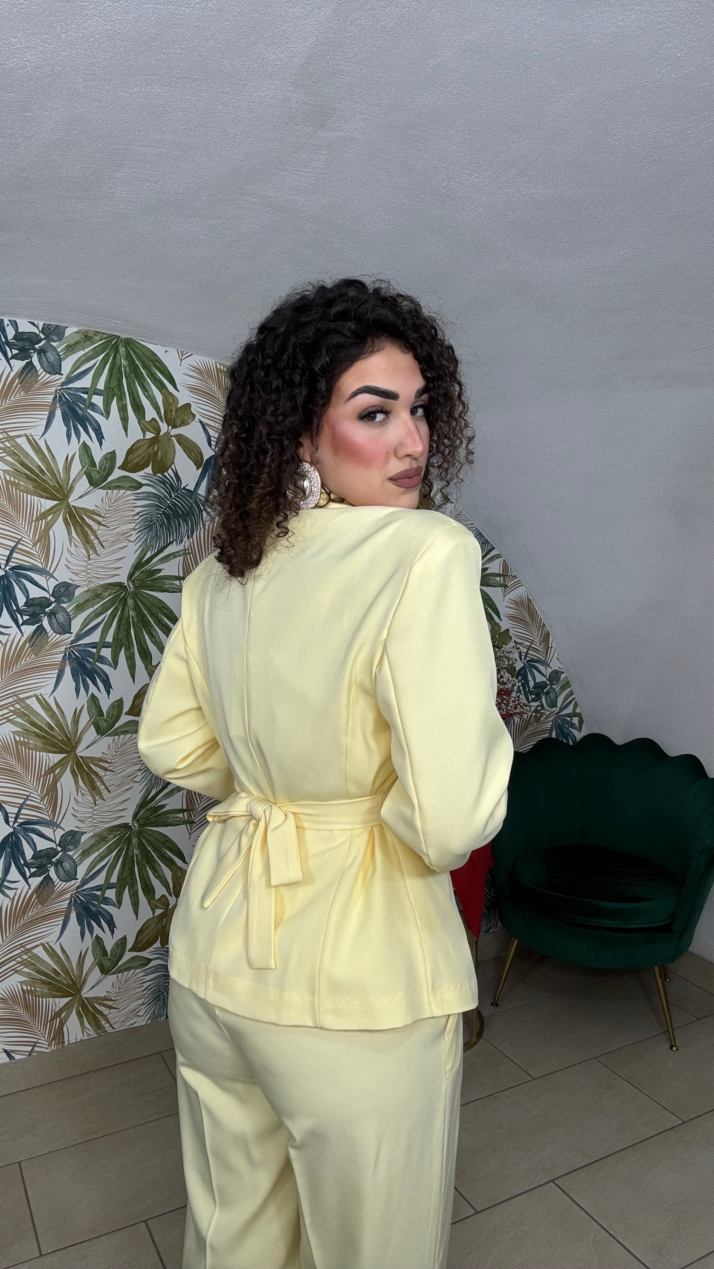 Tailleur Giallo con Giacca con Fiocco